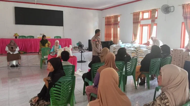 Polsek Botumoito Kawal Penyaluran Sembako Kepada Warga