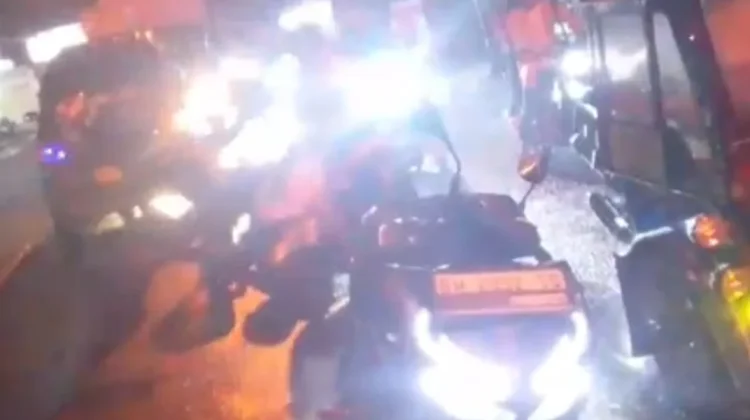 Hujan Deras dan Tumpahan Oli Picu Belasan Kendaraan Tergelincir