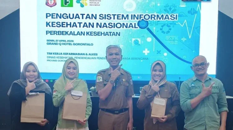 Dinkes Gorontalo Beri Penghargaan Tiga Petugas Terbaik Pengelolaan SMILE