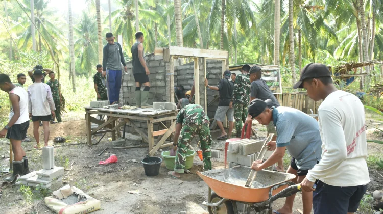 TNI Pacu Pembangunan MCK Program TMMD ke-128 di Hutamonu