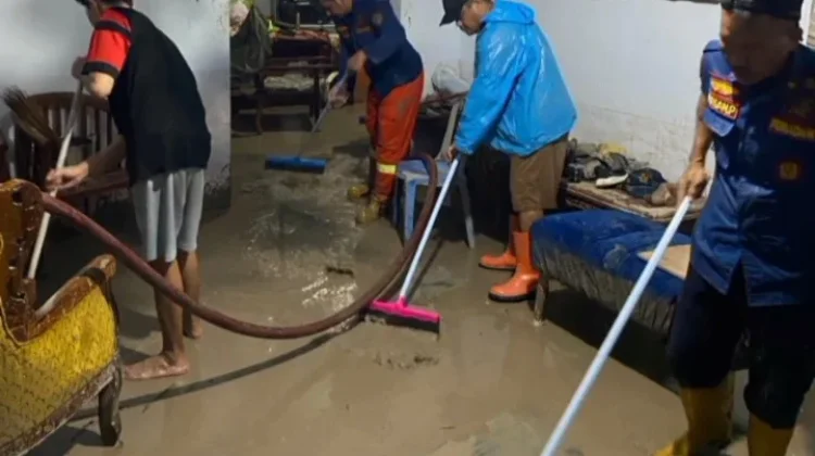 Pasca Banjir, Personil Damkar Kota Gorontalo Bersihkan Rumah Terdam