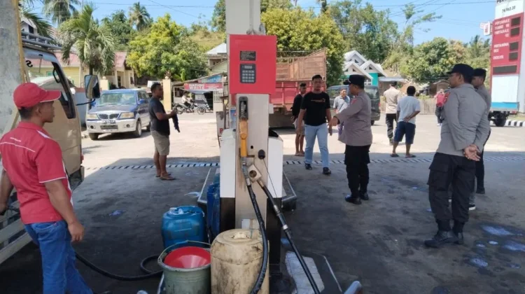 Personel Polres Boalemo Tertibkan Antrean BBM di SPBU Tilamuta