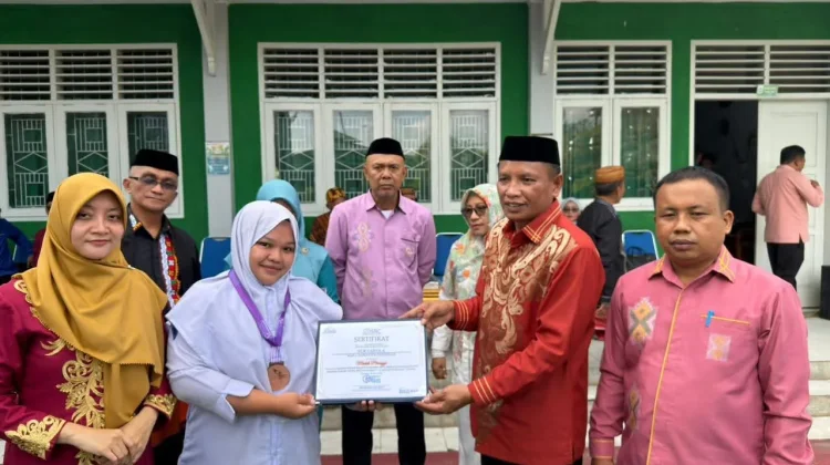 Hardiknas, Kemenag Kabgor Beri Penghargaan Siswa Berprestasi Tingkat Nasional