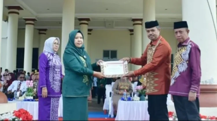 Pemkab Pohuwato Beri Penghargaan untuk Enam Guru Purna Tugas
