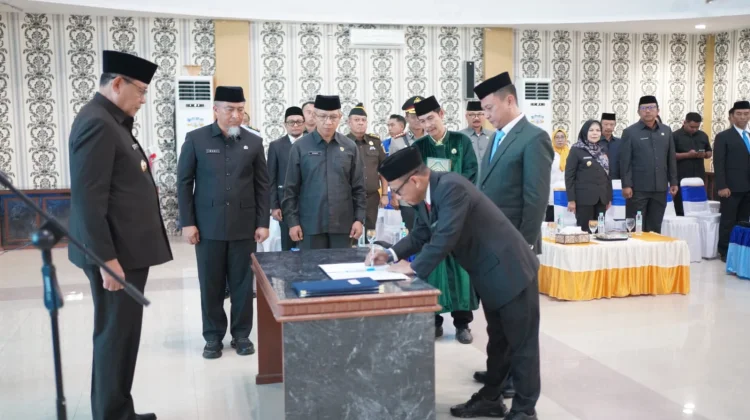 Duo Entengo Dilantik Jadi Kadis Kominfotik dan Kaban Kesbangpol