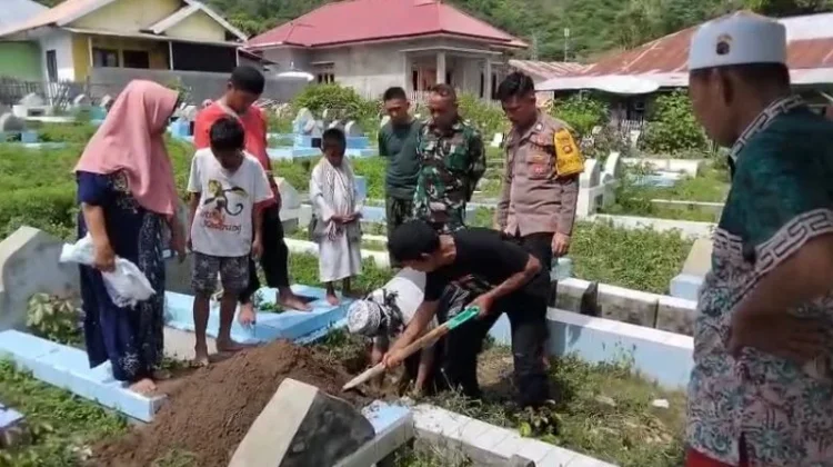 Bayi yang Ditemukan di Pesisir Pantai Leato Selatan Dimakamkan Layak