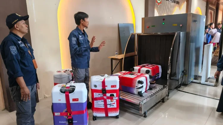 Otoritas Bandara Periksa Koper Jemaah Calon Haji Gorontalo Kloter UPG