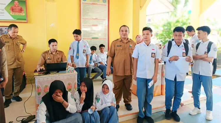 Dinsos Dukcapil Jemput Bola Perekaman KTP-el di SMA Negeri 1 Tapa