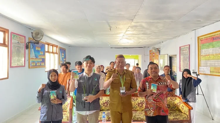 Mahasiswa KKN UNG Dunggala Latih Warga Olah Sabut Kelapa Jadi Cocopeat