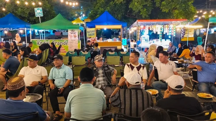 Sofyan-Tonny Nikmati Suasana Malam di Teras Telaga Coffee