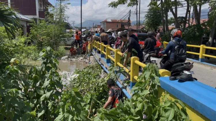 Sejumlah Rumah di Moodu Terendam Banjir, Pemkot Gerak Cepat Bersihkan Sampah