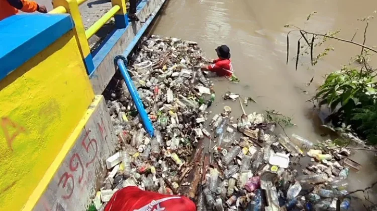 Tim Gabungan DLH, BPBD dan Polri Bersihkan Sampah di Kawasan Jembatan Jalan Adam Zak