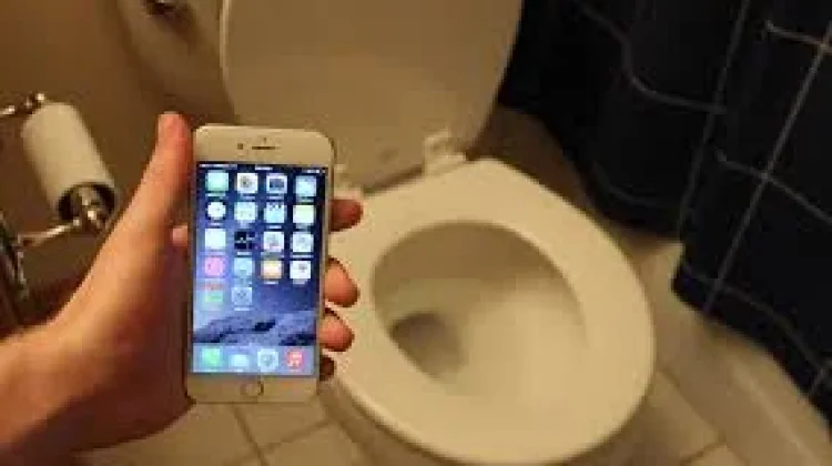 Dampak Main HP di Toilet bagi Kesehatan Tubuh