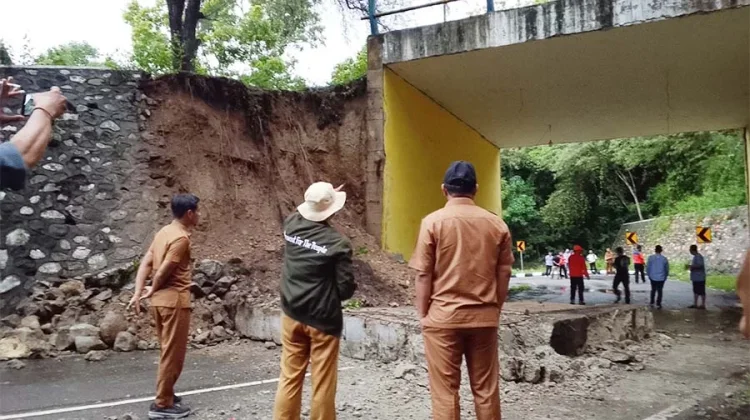 BPBD Turun Langsung Cek Longsor di Jalan menuju Kantor Gubernur Gorontalo