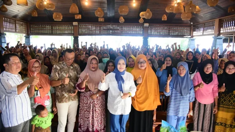 Wagub Idah Bantu Salurkan Sembako Anggota DPR RI di Boalemo