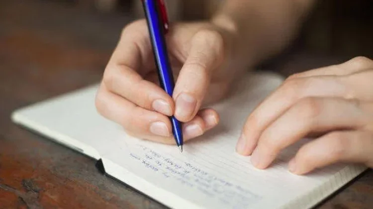 Karakter Seseorang dari Cara Pegang Pulpen