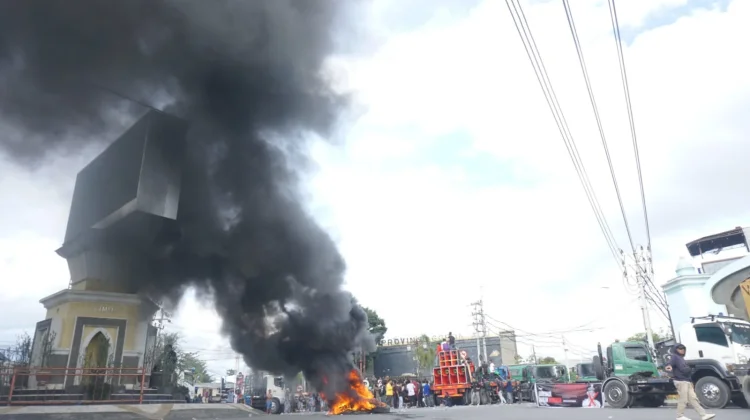 Blokade Sopir Truk Kontainer Lumpuhkan Simpang Lima Telaga Gorontalo