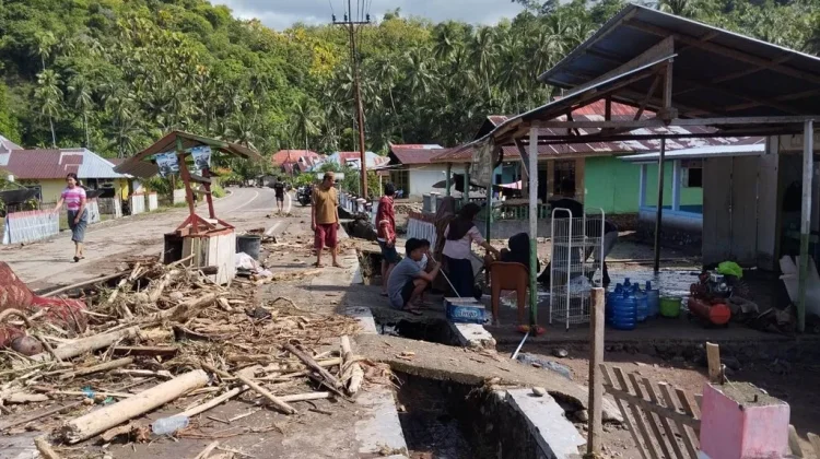 Korban Banjir Bandang di Desa Muara Bone Dievakuasi usai Terseret Longsor