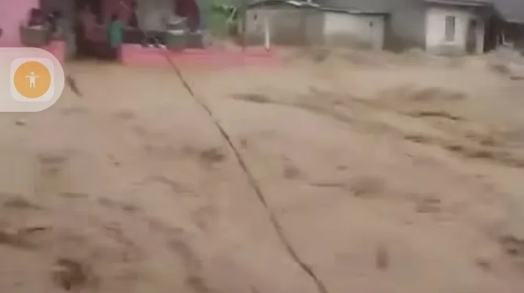 Banjir Bandang di Biau Mulai Surut, Warga Bersihkan Lumpur