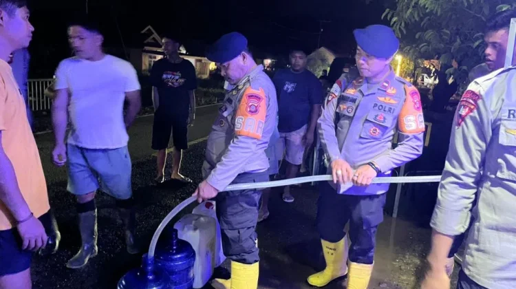 Brimob Polda Gorontalo Salurkan Air Bersih untuk Korban Banjir di Biau