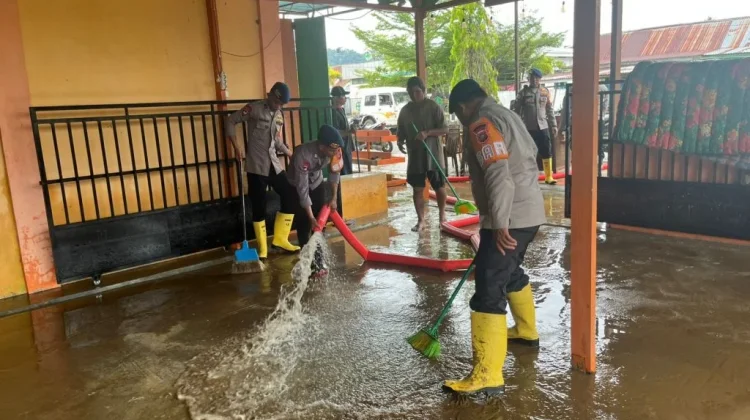 Brimob Gorontalo Bersihkan Lumpur Pasca Banjir di Biau Gorontalo Utara