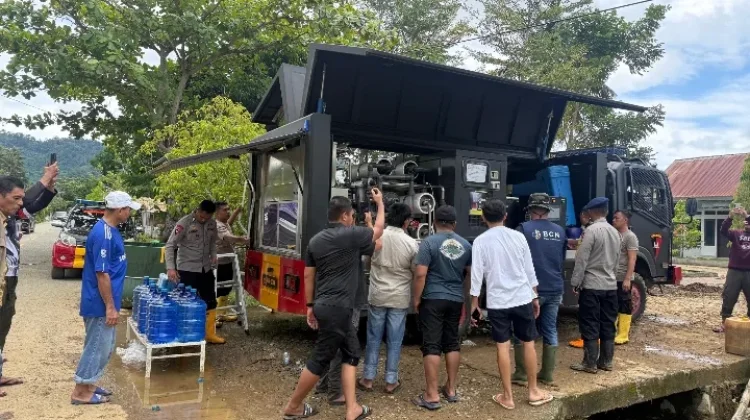 Brimob Polda Gorontalo Kembali Salurkan Air Bersih di Biau Gorontalo Utara