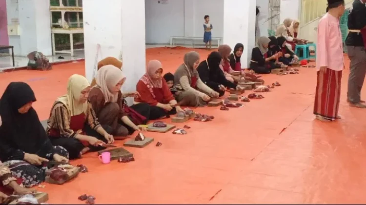 Masjid Al-Muqarabbin Salurkan Daging Kurban ke Panti Asuhan
