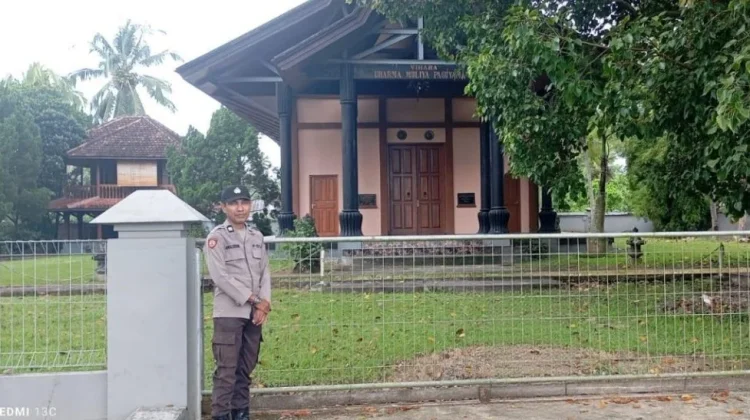 Polsek Boliyohuto Jaga Kondusivitas Waisak di Wihara Dharma Mulya