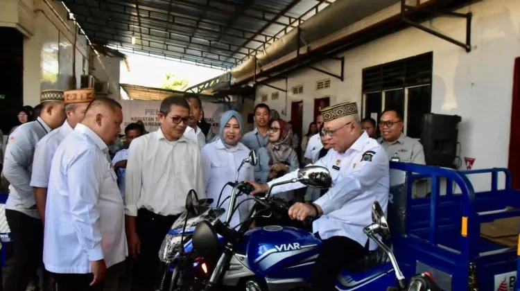 Pemkab Gorontalo Terima Bantuan Kenderaan Pengangkut Sampah dari BSG