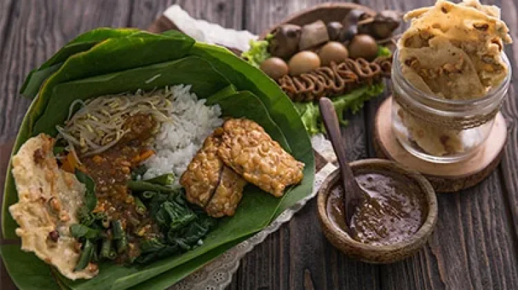 Seni Membungkus dengan Daun Pisang