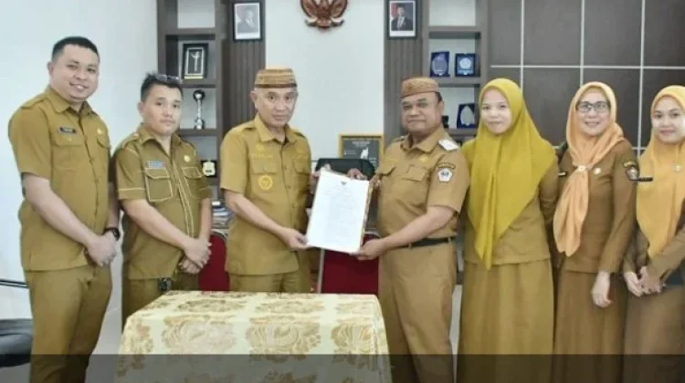 Bupati Pohuwato Serahkan SK Pj Sekda kepada Achmad Jusuf Djuuna
