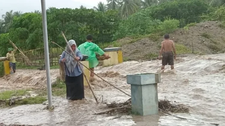 Banjir Rendam Rumah hingga Kantor Desa Libungo Bone Bolango