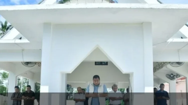Momen Rachmad Gobel Jadi Imam Salat Zuhur di Rujab Bupati Pohuwato