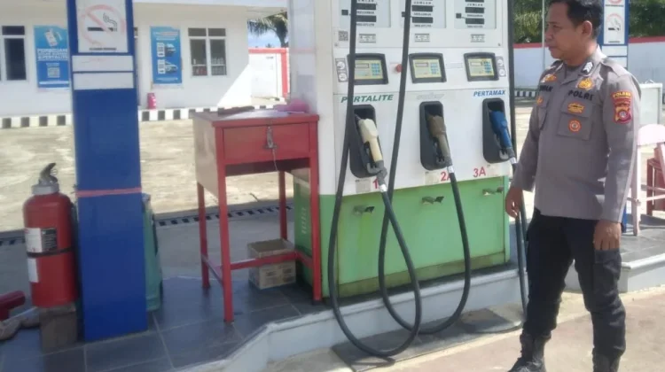 Moment Hari Libur, Polsek Sumalata Laksanakan Patroli di Area SPBU
