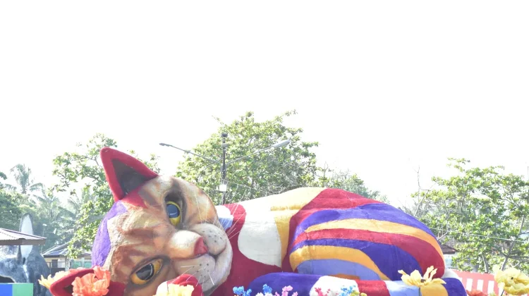 Replika Kucing Raksasa Hadir di Obyek Wisata Pentadio Resort
