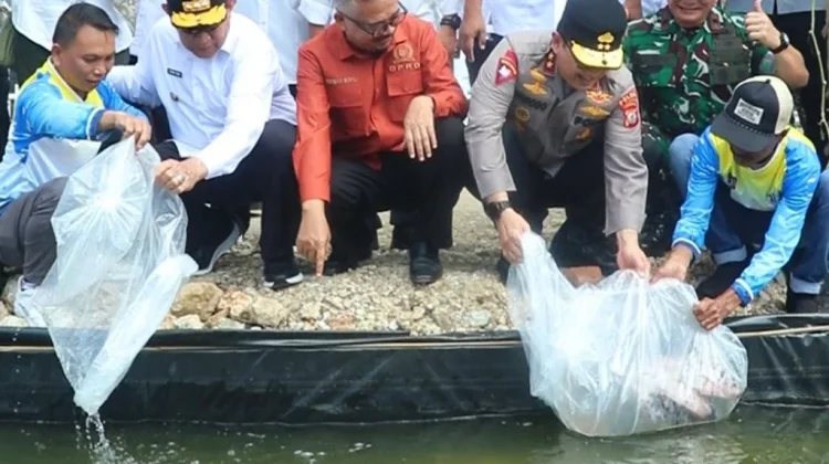 Sebanyak 60.000 Ekor Ikan Ditebar di Kawasan Geltek Penas XVII