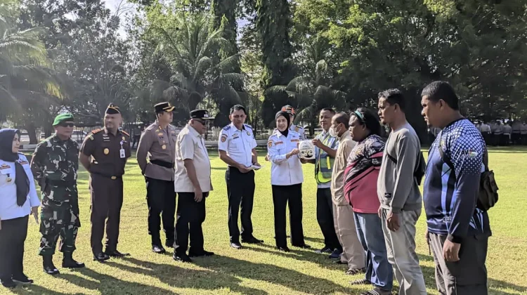 Pemprov Gorontalo Bagikan 3000 Rompi dan Stiker bagi Awak Angkutan PENAS XVII