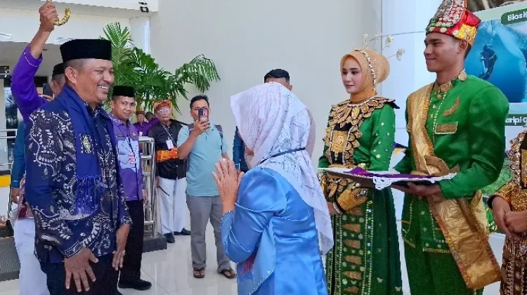 Hadiri PENAS XVII Bupati Gayo Lues Disambut Adat Mopotilolo saat Tiba di Gorontalo