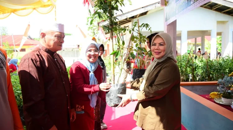 Orang Tua Siswa Bawa Pulang Bibit Cabai dan Tomat Hasil Program Ketahanan Pangan