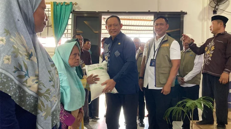 Dirut Bulog Didampingi Gubernur Gusnar Bagi Beras di Gorontalo