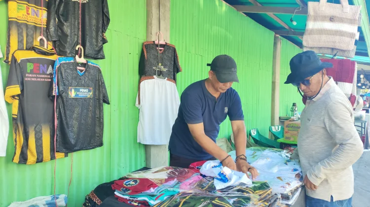 Jauh dari Bandung, Pedagang Merchandise Ikut Berburu Rezeki di PENAS KTNA