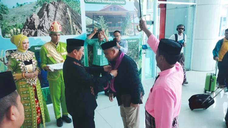 Bupati Sleman Disambut Adat Gorontalo di PENAS XVII