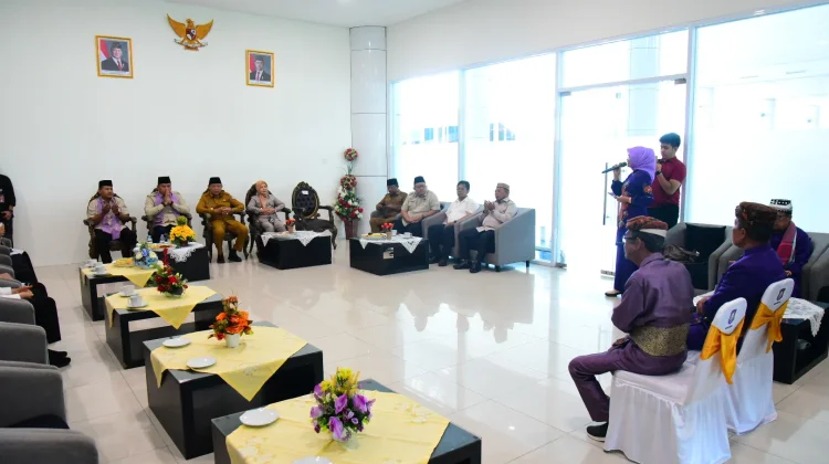 Gubernur Gusnar Sambut Dua Wamen dengan Adat Mopotilolo