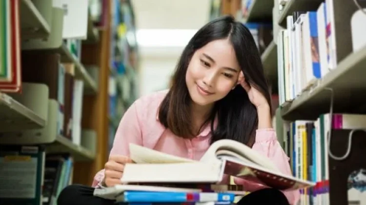 Rutin Membaca Buku Efektif Turunkan Risiko Depresi