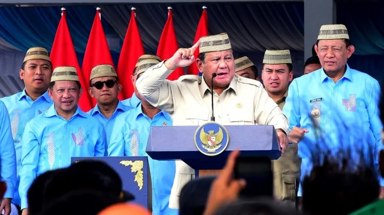 Presiden Prabowo Kenakan Upiah Karanji pada Puncak PENAS XVII