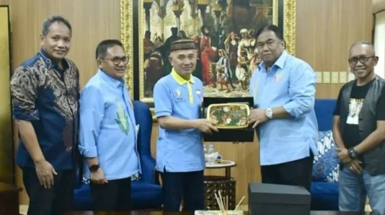 Bupati Pohuwato Terima Radio Emas Langka dari Rachmat Gobel