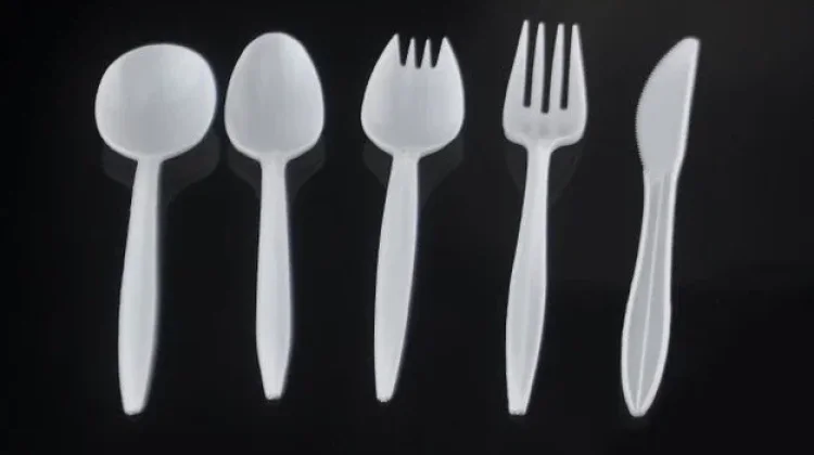 Alat Makan Plastik Berpotensi Melepaskan Zat Berbahaya saat Panas