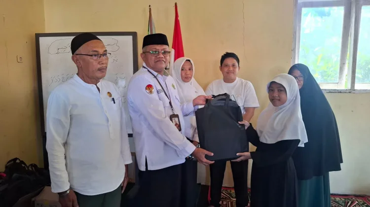Kemenag-Baznas Gorut Beri Bantuan Perlengkapan Sekolah untuk Anak Yatim
