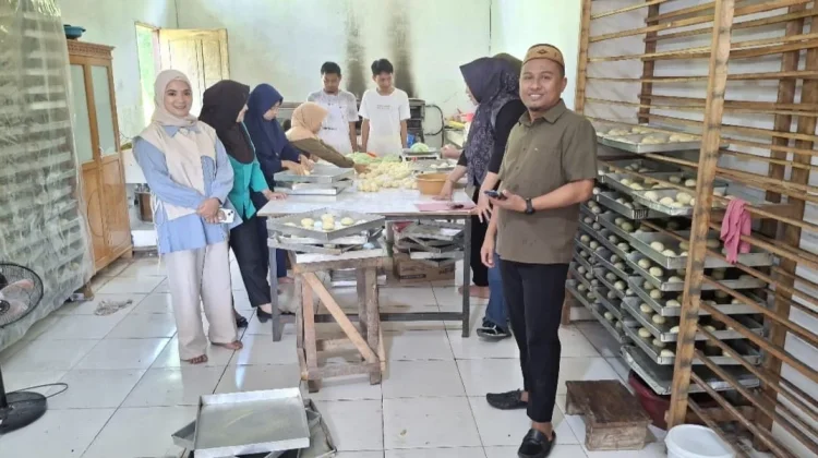 Ramdan Liputo Tinjau Penerima Bantuan Pokir UMKM di Desa Yosonegoro