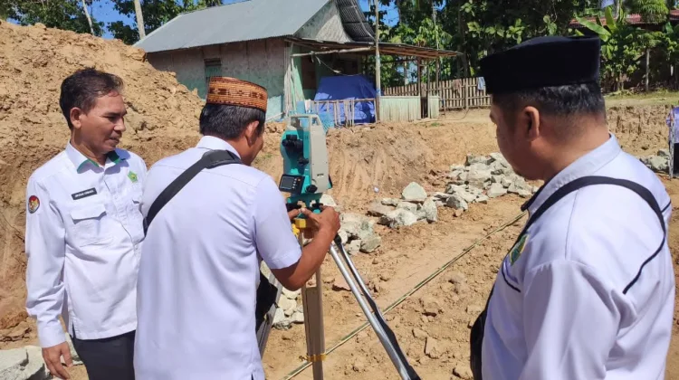 Kemenag Kabgor Lakukan Pengukuran Arah Kiblat Salah Satu Masjid di Bongomeme